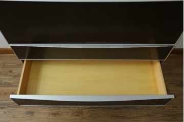 中古　美品　イタリア家具　arflex(アルフレックス)　COMPOSER(コンポーザー)　シンプルなデザインがお部屋に馴染みやすい!!フラップダウン扉収納付きチェスト　(R-061520)