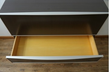 中古　美品　イタリア家具　arflex(アルフレックス)　COMPOSER(コンポーザー)　シンプルなデザインがお部屋に馴染みやすい!!フラップダウン扉収納付きチェスト　(R-061520)