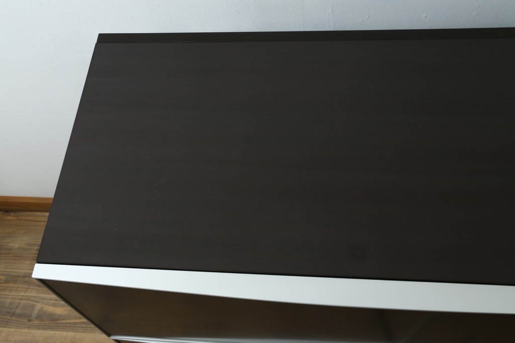 中古　美品　イタリア家具　arflex(アルフレックス)　COMPOSER(コンポーザー)　シンプルなデザインがお部屋に馴染みやすい!!フラップダウン扉収納付きチェスト　(R-061520)