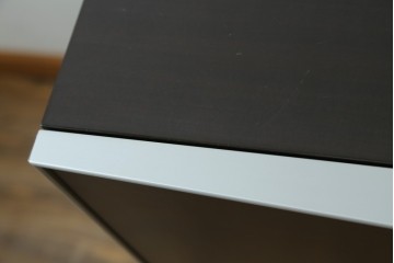 中古　美品　イタリア家具　arflex(アルフレックス)　COMPOSER(コンポーザー)　シンプルなデザインがお部屋に馴染みやすい!!フラップダウン扉収納付きチェスト　(R-061520)