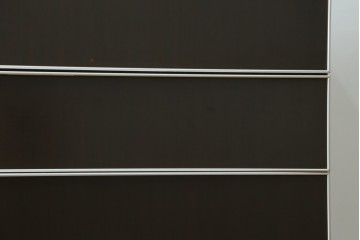 中古　美品　イタリア家具　arflex(アルフレックス)　COMPOSER(コンポーザー)　シンプルなデザインがお部屋に馴染みやすい!!フラップダウン扉収納付きチェスト　(R-061520)