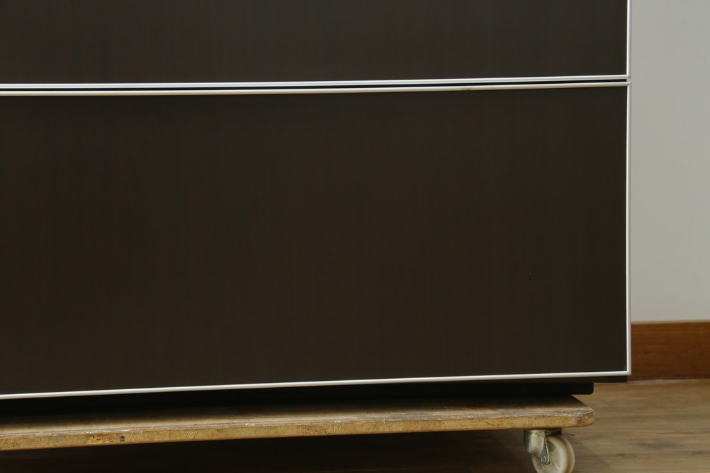中古　美品　イタリア家具　arflex(アルフレックス)　COMPOSER(コンポーザー)　シンプルなデザインがお部屋に馴染みやすい!!フラップダウン扉収納付きチェスト　(R-061520)