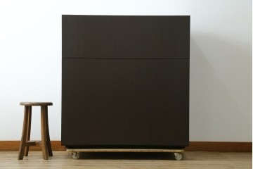 中古　美品　イタリア家具　arflex(アルフレックス)　COMPOSER(コンポーザー)　シンプルなデザインがお部屋に馴染みやすい!!フラップダウン扉収納付きチェスト　(R-061520)