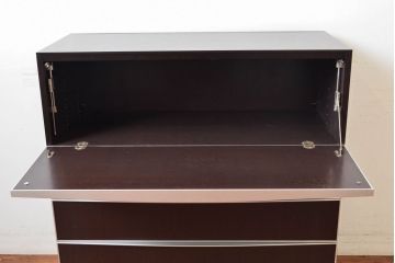 中古　美品　イタリア家具　arflex(アルフレックス)　COMPOSER(コンポーザー)　シンプルなデザインがお部屋に馴染みやすい!!フラップダウン扉収納付きチェスト(引き出し、サイドチェスト、サイドボード)(R-061520)