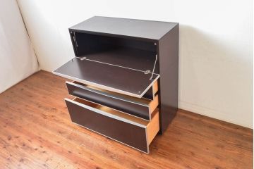 中古　美品　イタリア家具　arflex(アルフレックス)　COMPOSER(コンポーザー)　シンプルなデザインがお部屋に馴染みやすい!!フラップダウン扉収納付きチェスト(引き出し、サイドチェスト、サイドボード)(R-061520)