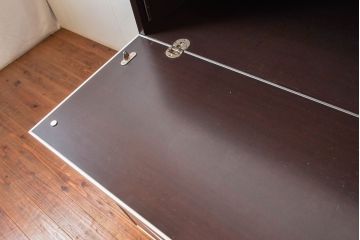 中古　美品　イタリア家具　arflex(アルフレックス)　COMPOSER(コンポーザー)　シンプルなデザインがお部屋に馴染みやすい!!フラップダウン扉収納付きチェスト(引き出し、サイドチェスト、サイドボード)(R-061520)