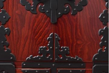 中古　美品　職人手造り　最高級工芸家具　総欅(ケヤキ)材　漆塗り　かくし付き　酒田　迫力ある杢目と金具が魅力的な帳場箪笥(観音箪笥、船箪笥、舟箪笥、収納箪笥、引き出し、和たんす、和タンス、チェスト)(R-061521)