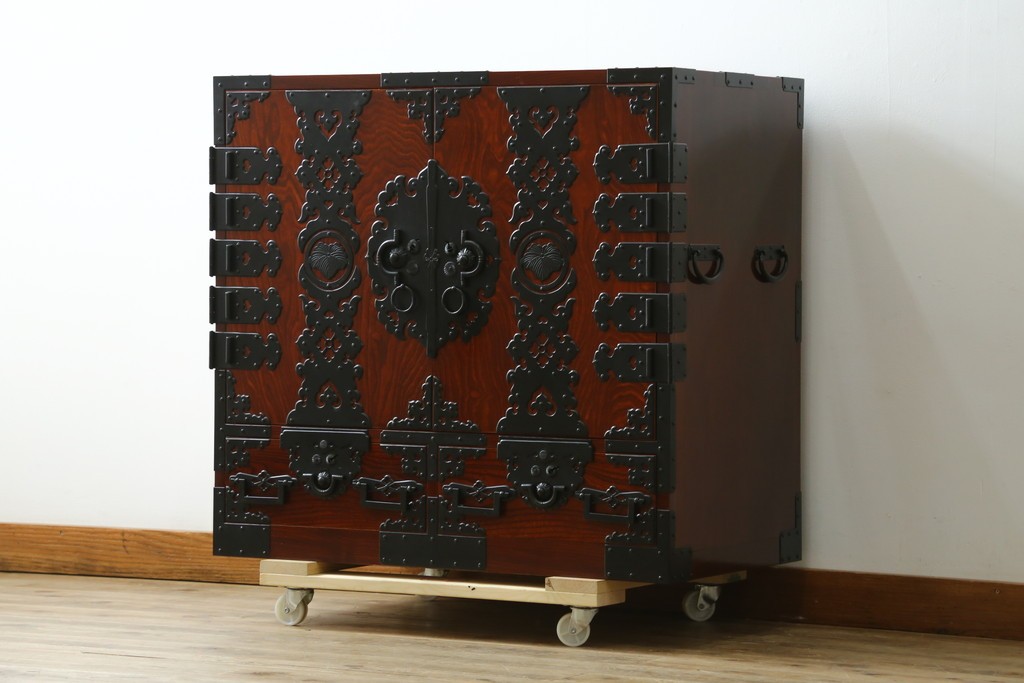 中古　美品　職人手造り　最高級工芸家具　総欅(ケヤキ)材　漆塗り　かくし付き　酒田　迫力ある杢目と金具が魅力的な帳場箪笥　(R-061521)