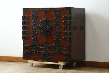 中古　美品　職人手造り　最高級工芸家具　総欅(ケヤキ)材　漆塗り　かくし付き　酒田　迫力ある杢目と金具が魅力的な帳場箪笥　(R-061521)