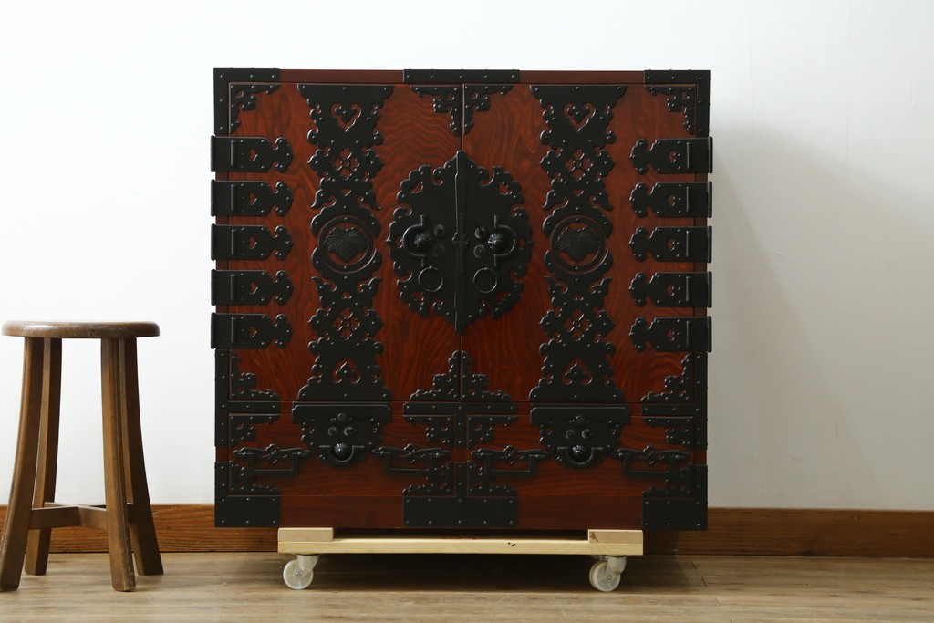 中古　美品　職人手造り　最高級工芸家具　総欅(ケヤキ)材　漆塗り　かくし付き　酒田　迫力ある杢目と金具が魅力的な帳場箪笥　(R-061521)