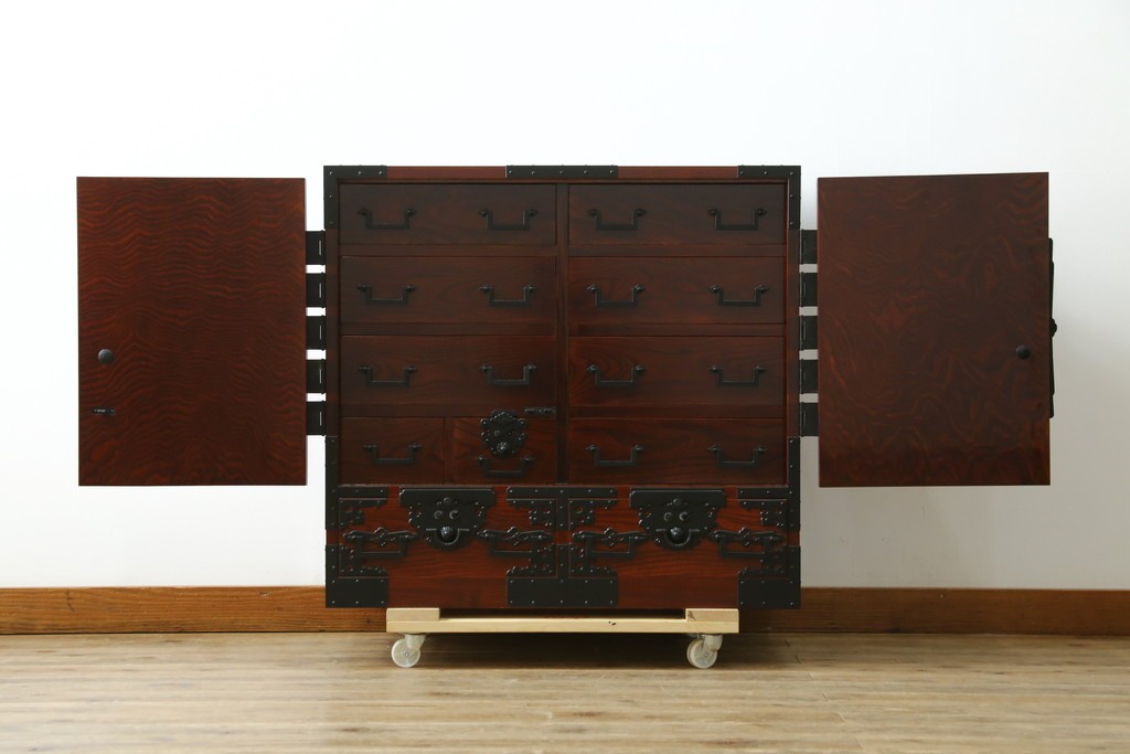 中古　美品　職人手造り　最高級工芸家具　総欅(ケヤキ)材　漆塗り　かくし付き　酒田　迫力ある杢目と金具が魅力的な帳場箪笥　(R-061521)