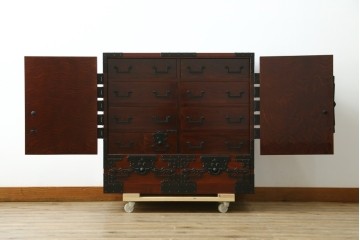中古　美品　職人手造り　最高級工芸家具　総欅(ケヤキ)材　漆塗り　かくし付き　酒田　迫力ある杢目と金具が魅力的な帳場箪笥　(R-061521)