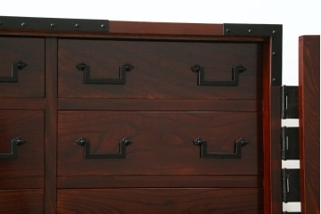 中古　美品　職人手造り　最高級工芸家具　総欅(ケヤキ)材　漆塗り　かくし付き　酒田　迫力ある杢目と金具が魅力的な帳場箪笥　(R-061521)