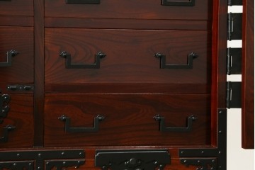中古　美品　職人手造り　最高級工芸家具　総欅(ケヤキ)材　漆塗り　かくし付き　酒田　迫力ある杢目と金具が魅力的な帳場箪笥　(R-061521)