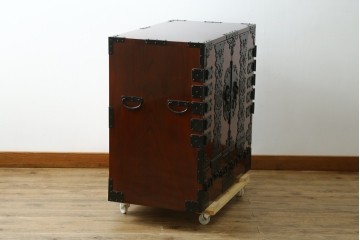 中古　美品　職人手造り　最高級工芸家具　総欅(ケヤキ)材　漆塗り　かくし付き　酒田　迫力ある杢目と金具が魅力的な帳場箪笥　(R-061521)
