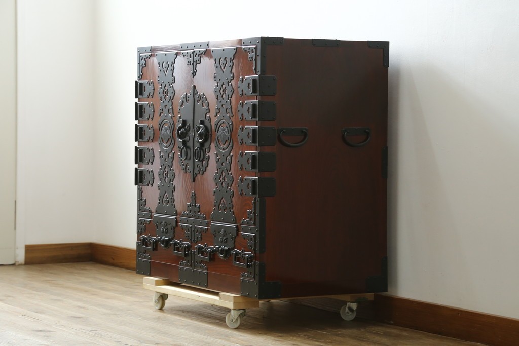 中古　美品　職人手造り　最高級工芸家具　総欅(ケヤキ)材　漆塗り　かくし付き　酒田　迫力ある杢目と金具が魅力的な帳場箪笥　(R-061521)