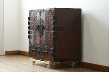 中古　美品　職人手造り　最高級工芸家具　総欅(ケヤキ)材　漆塗り　かくし付き　酒田　迫力ある杢目と金具が魅力的な帳場箪笥　(R-061521)