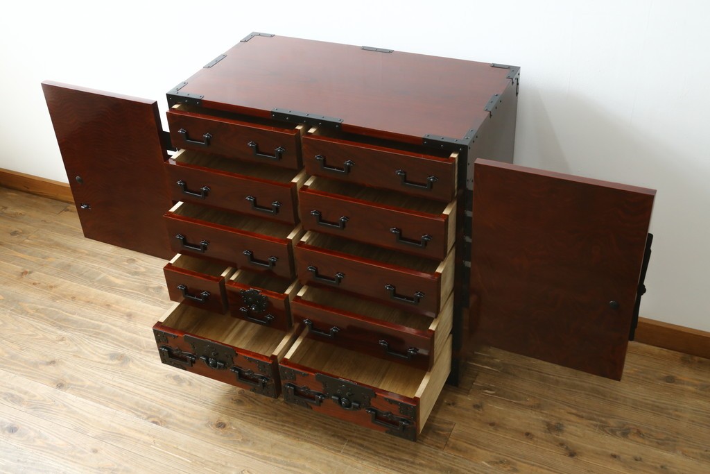 中古　美品　職人手造り　最高級工芸家具　総欅(ケヤキ)材　漆塗り　かくし付き　酒田　迫力ある杢目と金具が魅力的な帳場箪笥　(R-061521)