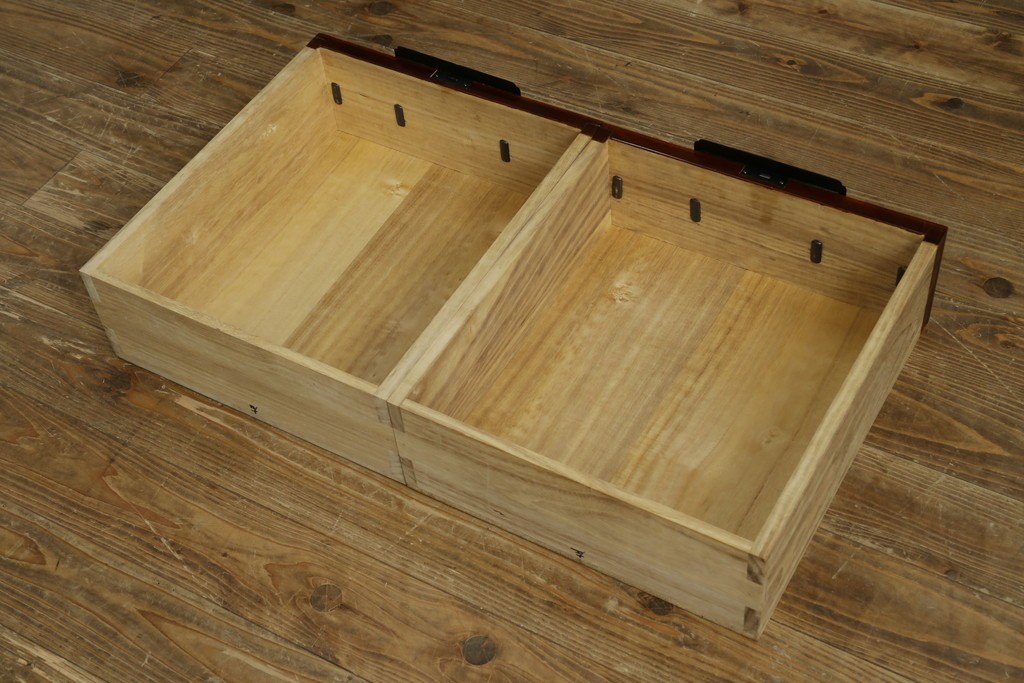 中古　美品　職人手造り　最高級工芸家具　総欅(ケヤキ)材　漆塗り　かくし付き　酒田　迫力ある杢目と金具が魅力的な帳場箪笥　(R-061521)
