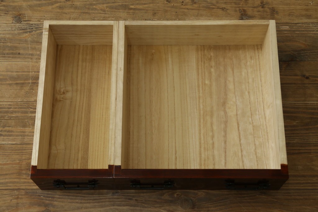 中古　美品　職人手造り　最高級工芸家具　総欅(ケヤキ)材　漆塗り　かくし付き　酒田　迫力ある杢目と金具が魅力的な帳場箪笥　(R-061521)