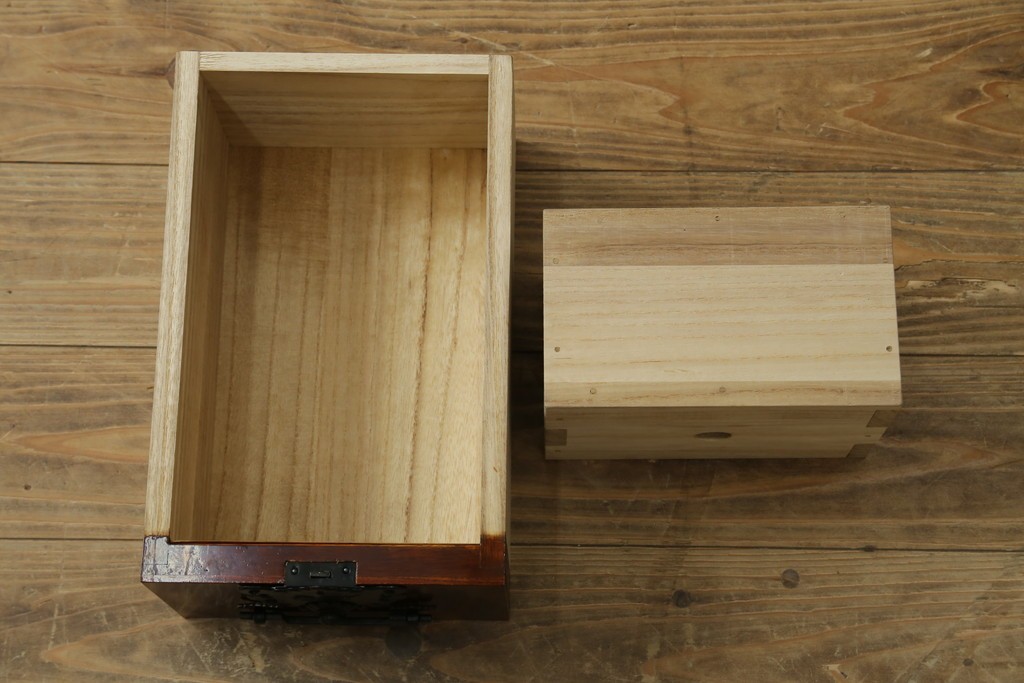 中古　美品　職人手造り　最高級工芸家具　総欅(ケヤキ)材　漆塗り　かくし付き　酒田　迫力ある杢目と金具が魅力的な帳場箪笥　(R-061521)