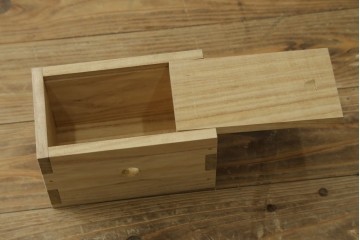 中古　美品　職人手造り　最高級工芸家具　総欅(ケヤキ)材　漆塗り　かくし付き　酒田　迫力ある杢目と金具が魅力的な帳場箪笥　(R-061521)