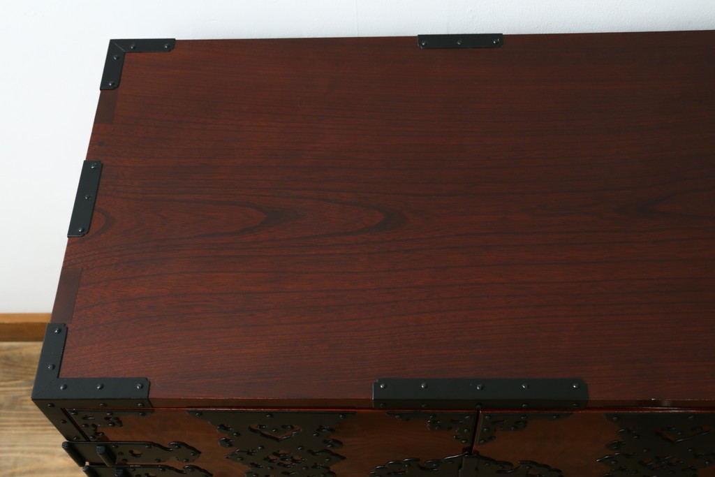 中古　美品　職人手造り　最高級工芸家具　総欅(ケヤキ)材　漆塗り　かくし付き　酒田　迫力ある杢目と金具が魅力的な帳場箪笥　(R-061521)