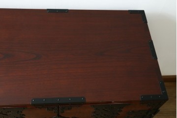 中古　美品　職人手造り　最高級工芸家具　総欅(ケヤキ)材　漆塗り　かくし付き　酒田　迫力ある杢目と金具が魅力的な帳場箪笥　(R-061521)