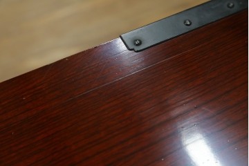 中古　美品　職人手造り　最高級工芸家具　総欅(ケヤキ)材　漆塗り　かくし付き　酒田　迫力ある杢目と金具が魅力的な帳場箪笥　(R-061521)