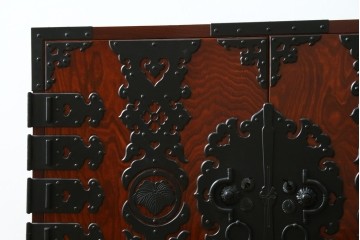 中古　美品　職人手造り　最高級工芸家具　総欅(ケヤキ)材　漆塗り　かくし付き　酒田　迫力ある杢目と金具が魅力的な帳場箪笥　(R-061521)