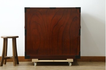 中古　美品　職人手造り　最高級工芸家具　総欅(ケヤキ)材　漆塗り　かくし付き　酒田　迫力ある杢目と金具が魅力的な帳場箪笥　(R-061521)
