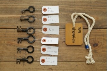 中古　美品　職人手造り　最高級工芸家具　総欅(ケヤキ)材　漆塗り　かくし付き　酒田　迫力ある杢目と金具が魅力的な帳場箪笥　(R-061521)