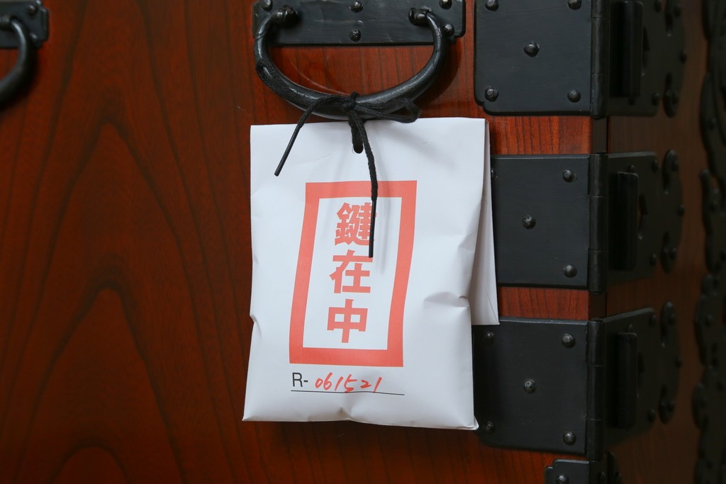 中古　美品　職人手造り　最高級工芸家具　総欅(ケヤキ)材　漆塗り　かくし付き　酒田　迫力ある杢目と金具が魅力的な帳場箪笥　(R-061521)