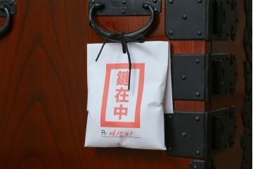 中古　美品　職人手造り　最高級工芸家具　総欅(ケヤキ)材　漆塗り　かくし付き　酒田　迫力ある杢目と金具が魅力的な帳場箪笥　(R-061521)