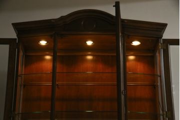 中古　美品　DREXEL HERITAGE(ドレクセルヘリテイジ)　TRYON MANOR(トライオンメナー)　格調高い佇まいが魅力の飾り棚(キャビネット、食器棚、収納棚)(R-061524)