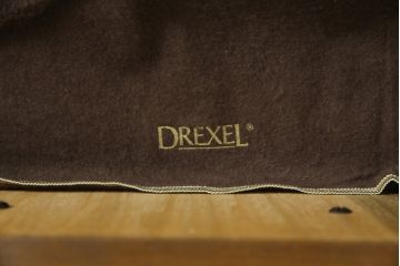 中古　美品　DREXEL HERITAGE(ドレクセルヘリテイジ)　TRYON MANOR(トライオンメナー)　格調高い佇まいが魅力の飾り棚(キャビネット、食器棚、収納棚)(R-061524)