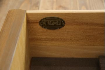 中古　美品　DREXEL HERITAGE(ドレクセルヘリテイジ)　TRYON MANOR(トライオンメナー)　格調高い佇まいが魅力の飾り棚(キャビネット、食器棚、収納棚)(R-061524)