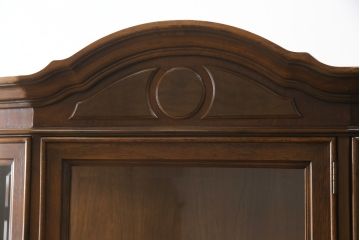中古　美品　DREXEL HERITAGE(ドレクセルヘリテイジ)　TRYON MANOR(トライオンメナー)　格調高い佇まいが魅力の飾り棚(キャビネット、食器棚、収納棚)(R-061524)