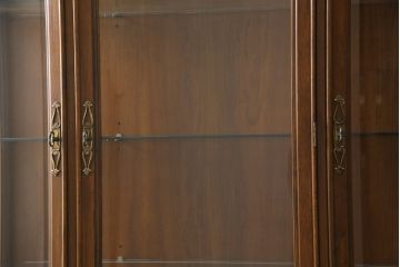 中古　美品　DREXEL HERITAGE(ドレクセルヘリテイジ)　TRYON MANOR(トライオンメナー)　格調高い佇まいが魅力の飾り棚(キャビネット、食器棚、収納棚)(R-061524)