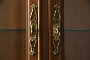 中古　美品　DREXEL HERITAGE(ドレクセルヘリテイジ)　TRYON MANOR(トライオンメナー)　格調高い佇まいが魅力の飾り棚(キャビネット、食器棚、収納棚)(R-061524)
