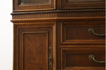 中古　美品　DREXEL HERITAGE(ドレクセルヘリテイジ)　TRYON MANOR(トライオンメナー)　格調高い佇まいが魅力の飾り棚(キャビネット、食器棚、収納棚)(R-061524)