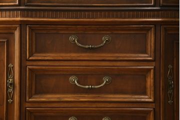 中古　美品　DREXEL HERITAGE(ドレクセルヘリテイジ)　TRYON MANOR(トライオンメナー)　格調高い佇まいが魅力の飾り棚(キャビネット、食器棚、収納棚)(R-061524)
