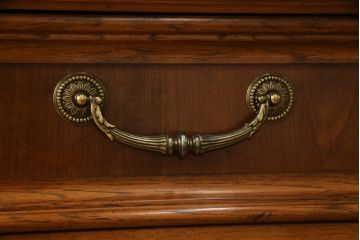 中古　美品　DREXEL HERITAGE(ドレクセルヘリテイジ)　TRYON MANOR(トライオンメナー)　格調高い佇まいが魅力の飾り棚(キャビネット、食器棚、収納棚)(R-061524)