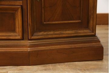 中古　美品　DREXEL HERITAGE(ドレクセルヘリテイジ)　TRYON MANOR(トライオンメナー)　格調高い佇まいが魅力の飾り棚(キャビネット、食器棚、収納棚)(R-061524)