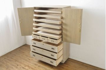 中古　繊細なデザインの金具が魅力的な加茂総桐箪笥(並厚、総桐たんす、引き出し、着物箪笥、和タンス)(R-061525)
