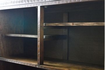 和製ビンテージ　軽井沢彫り　桜の彫りが優美な食器棚(収納棚、戸棚、キャビネット、カップボード、ヴィンテージ)(R-061527)