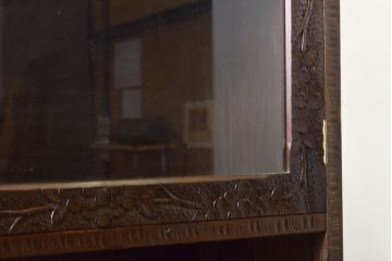和製ビンテージ　軽井沢彫り　桜の彫りが優美な食器棚(収納棚、戸棚、キャビネット、カップボード、ヴィンテージ)(R-061527)