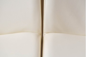 中古　美品　イタリア家具　Poltrona Frau(ポルトローナフラウ)　SEDIA LIZ(セディアリッツ)　スタイリッシュな空間を演出するダイニングチェア2脚セット　セット定価約29万円　(R-061528)