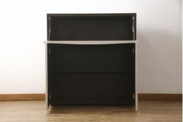 中古　イタリア家具　arflex(アルフレックス)　COMPOSER(コンポーザー)　シンプルなデザインでお部屋に馴染みやすいキャビネット(サイドボード、サイドキャビネット、収納棚、戸棚)(R-061532)