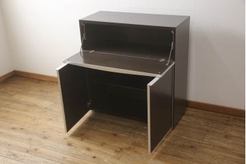 中古　イタリア家具　arflex(アルフレックス)　COMPOSER(コンポーザー)　シンプルなデザインでお部屋に馴染みやすいキャビネット(サイドボード、サイドキャビネット、収納棚、戸棚)(R-061532)
